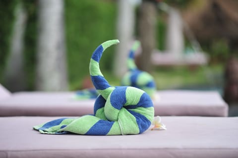 Outdoor pool, an infinity pool, open open 24 hours, sun loungers