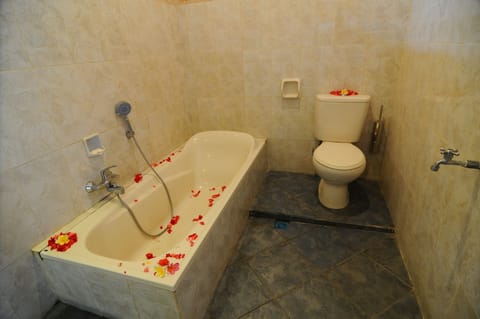 Family Double or Twin Room | Bathroom | Deep soaking tub, rainfall showerhead, free toiletries, towels