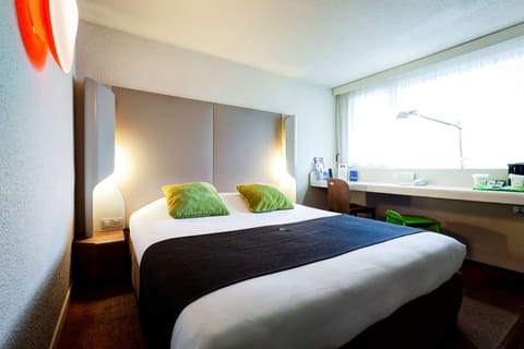 Standard Room, 1 Double Bed | Select Comfort beds, desk, blackout drapes, soundproofing