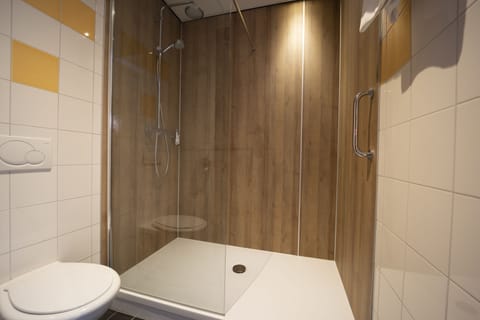 Comfort Double Room | Bathroom | Eco-friendly toiletries, hair dryer, towels, shampoo