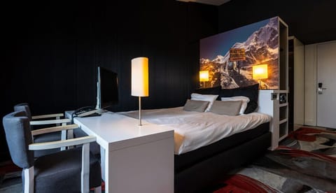 Luxury Double Room | In-room safe, desk, blackout drapes, iron/ironing board