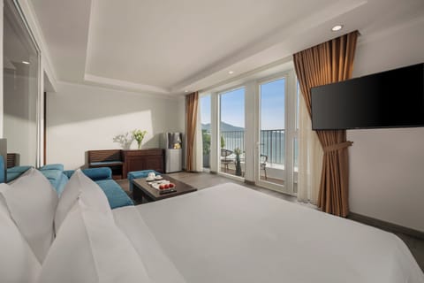 Grand Family Ocean view, Balcony - Afternoon Tea Included | Minibar, in-room safe, desk, blackout drapes