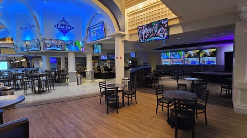 3 restaurants; breakfast, lunch, and dinner served