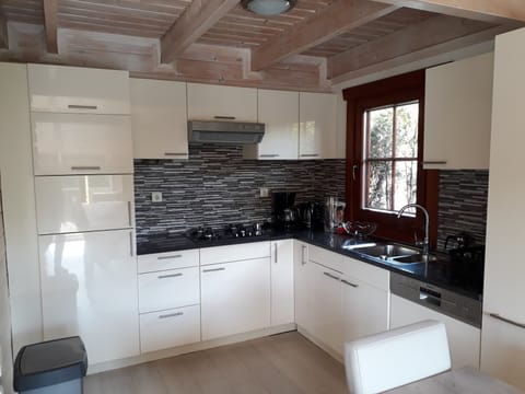 Boekhorst l'etage 12 | Private kitchen | Stovetop, coffee/tea maker, electric kettle, cookware/dishes/utensils