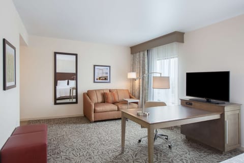 Studio, 1 King Bed, Non Smoking, Refrigerator & Microwave (Wet Bar) | In-room safe, desk, laptop workspace, blackout drapes