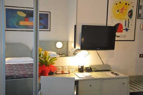 Classic Double or Twin Room | Minibar, in-room safe, desk, free WiFi