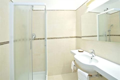 Economy Double or Twin Room | Bathroom | Shower, free toiletries, hair dryer, bidet