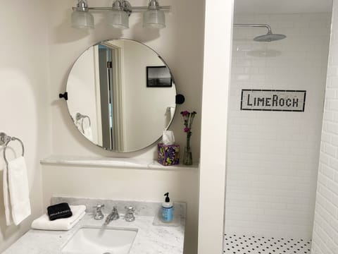 Standard Room, 1 Queen Bed | Bathroom | Free toiletries, hair dryer, towels