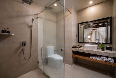 Combined shower/tub, deep soaking tub, designer toiletries, hair dryer