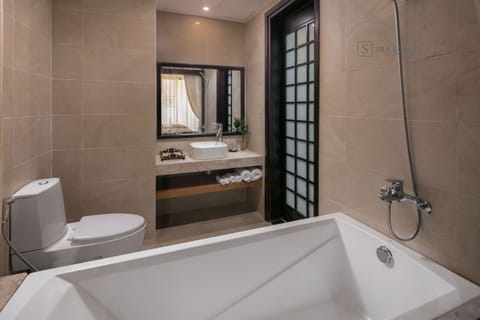 Premium Deluxe Balcony | Bathroom | Combined shower/tub, deep soaking tub, designer toiletries, hair dryer