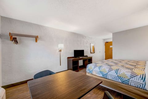 Standard Room, 1 King Bed, Non Smoking | Desk, laptop workspace, blackout drapes, free WiFi