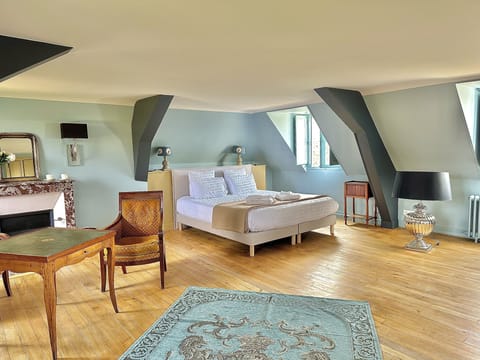 Deluxe Suite | Minibar, desk, free WiFi, bed sheets