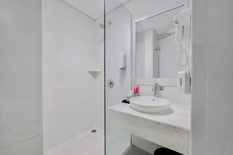 Deluxe Room | Bathroom | Shower, free toiletries, slippers, towels