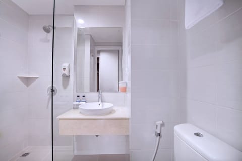 Superior Room | Bathroom | Shower, free toiletries, slippers, towels