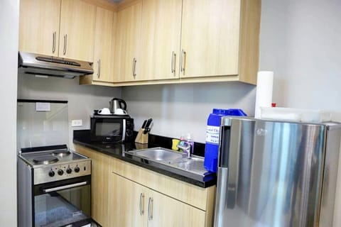 Panoramic Suite, 1 Queen Bed, City View, Corner | Private kitchen | Full-size fridge, microwave, oven, stovetop