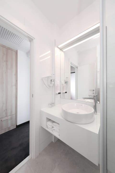 Premium Double Room, Balcony | Bathroom | Shower, free toiletries, hair dryer, towels