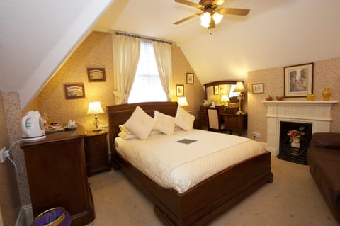 Junior Suite, 1 King Bed, City View | Premium bedding, desk, free WiFi, bed sheets