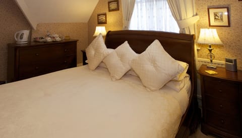 Junior Suite, 1 King Bed, City View | Premium bedding, desk, free WiFi, bed sheets