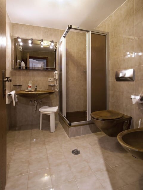 Classic Room | Bathroom | Hair dryer, bidet, towels
