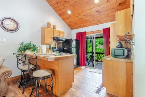 Luxury Cabin, 2 Bedrooms, Kitchen | Living area | TV