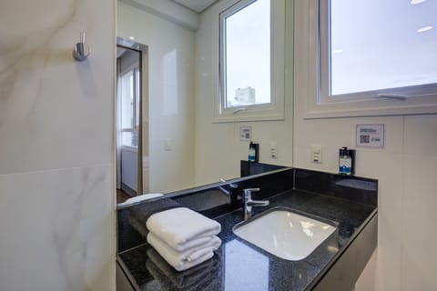 Superior Twin Room, 2 Twin Beds | Bathroom | Shower, free toiletries, hair dryer, towels