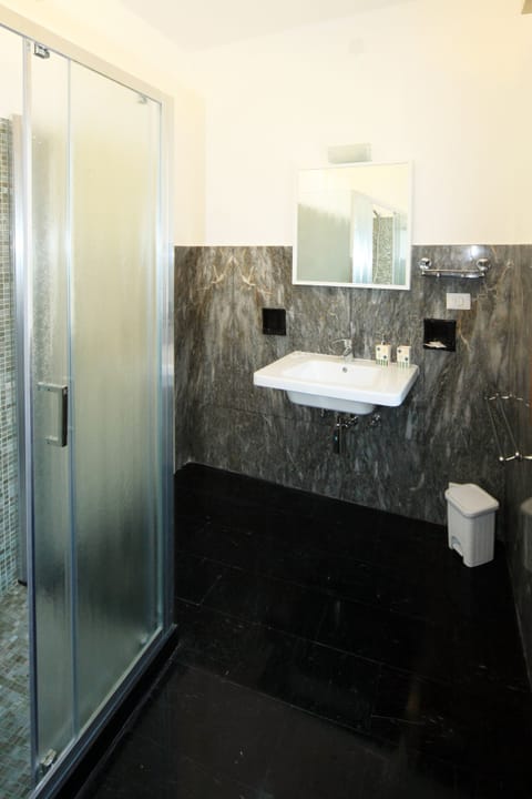 Superior Double Room | Bathroom | Shower, free toiletries, hair dryer, bidet