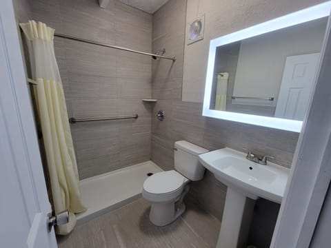 Double Room, 2 Double Beds | Bathroom | Shower, free toiletries, towels