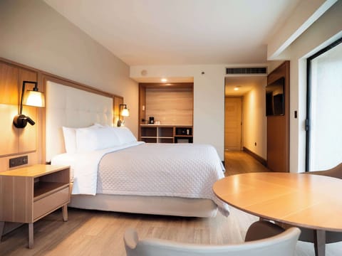 Superior Room, 1 King Bed, Accessible | Minibar, in-room safe, desk, iron/ironing board