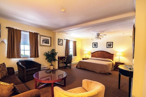 Maine Inn Family Suite, 1 King Bed with Sofa bed, Non Smoking | Iron/ironing board, free WiFi, bed sheets