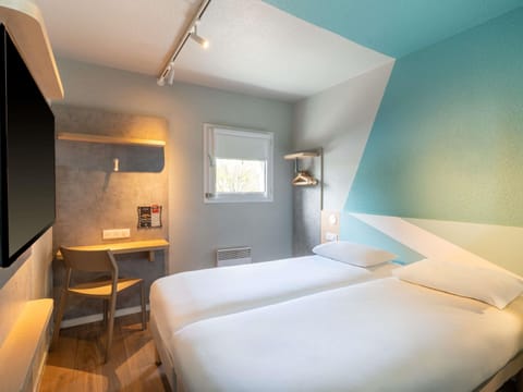 Twin Room, 2 Twin Beds | Desk, laptop workspace, blackout drapes, soundproofing