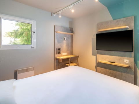 Double Room | Desk, laptop workspace, blackout drapes, soundproofing