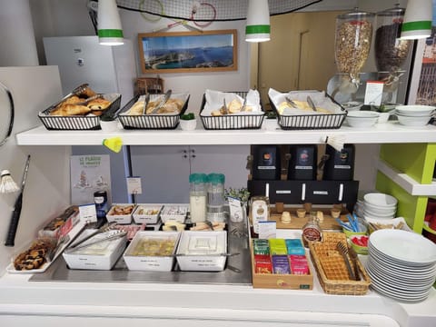 Buffet breakfast on weekdays (EUR 8.90 per person)