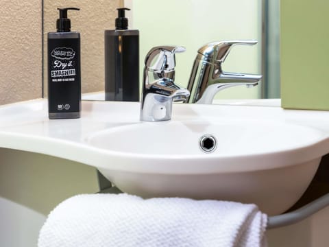 Desk, soundproofing, free WiFi, bed sheets