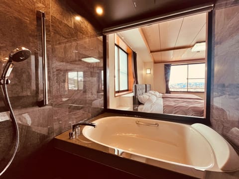 Junior Suite | Bathroom | Combined shower/tub, spring water tub, free toiletries, hair dryer