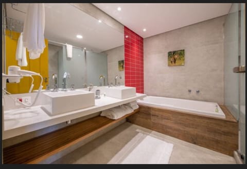 Apartamento Luxo Superior | Bathroom | Free toiletries, hair dryer, bathrobes, towels