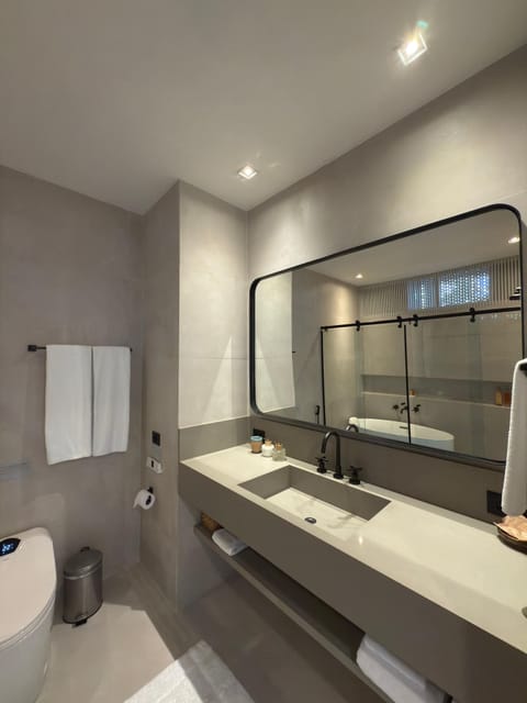 Superior Triple Room | Bathroom | Combined shower/tub, jetted tub, free toiletries, hair dryer