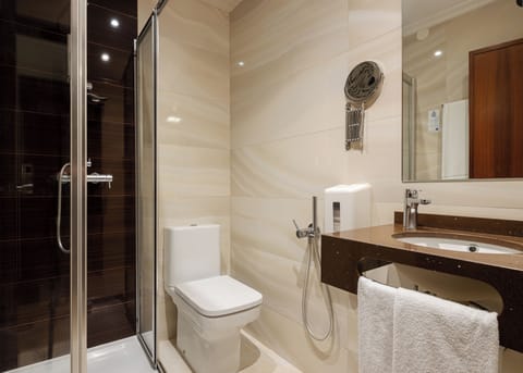 Small Standard | Bathroom | Shower, free toiletries, hair dryer, towels