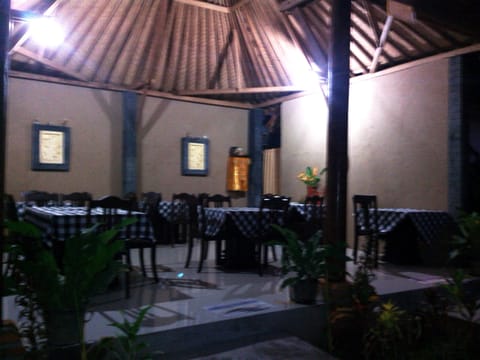 Breakfast, lunch, dinner served; local cuisine