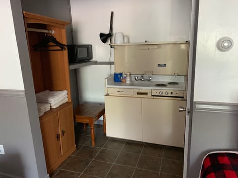 Deluxe King Room | Private kitchenette | Fridge, microwave, coffee/tea maker