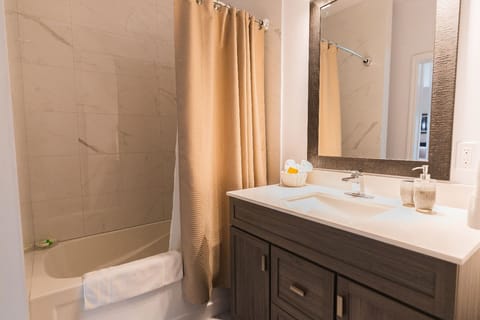 Family Quadruple Room, Ensuite (Main Floor) | Bathroom | Towels