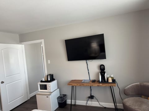 Standard Room, 2 Queen Beds (Pet Friendly) | Living area | 43-inch flat-screen TV with satellite channels, TV