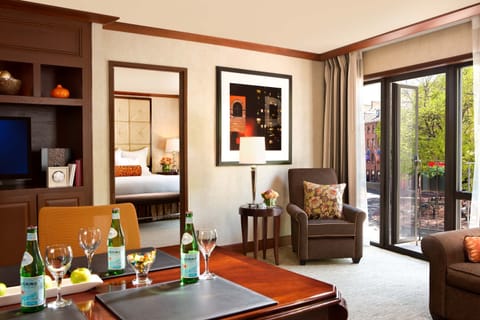 Studio Suite, 1 King Bed | Premium bedding, minibar, in-room safe, desk