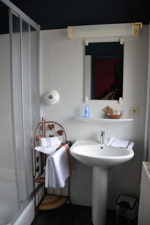 Twin Room | Bathroom | Shower, free toiletries, hair dryer, slippers
