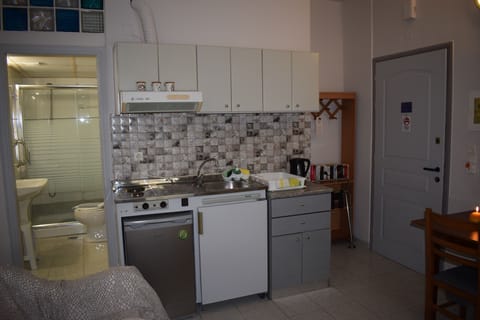 Standard Studio, Balcony | Private kitchenette | Full-size fridge, microwave, oven, stovetop