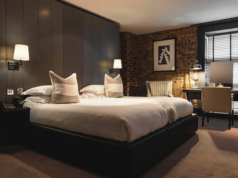 Classic Twin Room (Dakota) | Premium bedding, desk, laptop workspace, iron/ironing board