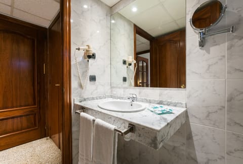 Combined shower/tub, free toiletries, hair dryer, bidet