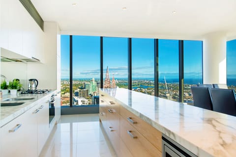 2.5 Bedroom - 2 Bathroom Penthouse Level (Internal Bunk) | Private kitchen | Full-size fridge, microwave, oven, stovetop