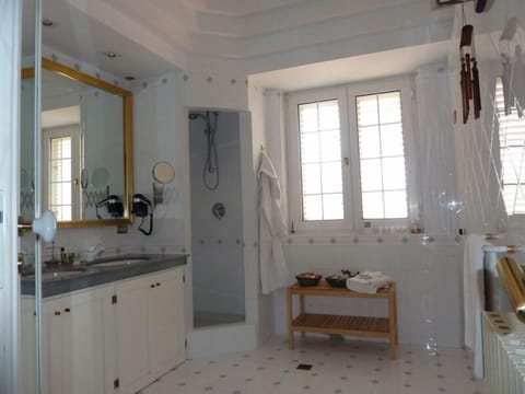 Junior Suite (Panarea) | Bathroom | Free toiletries, hair dryer, bidet, towels