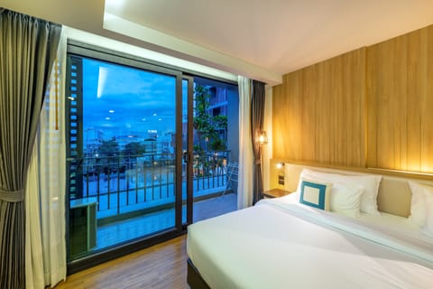 Deluxe Pool View | In-room safe, iron/ironing board, free WiFi, bed sheets