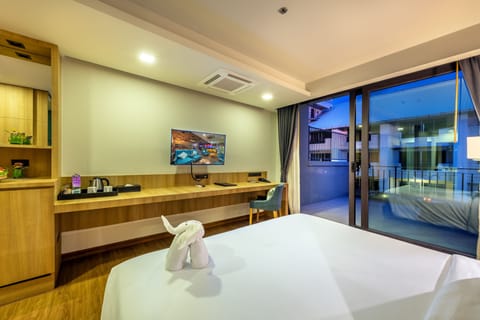 Studio Suite Pool View | In-room safe, iron/ironing board, free WiFi, bed sheets